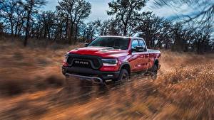 Картинки Додж Пикап кузов Красные Едет 2019 Rebel Quad Cab Ram 1500 Автомобили