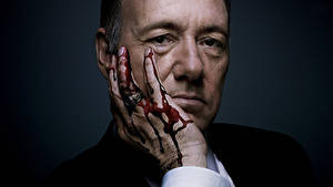 Фото Мужчина Кровь Рука Лица Смотрит house of cards kevin spacey francis underwood кино Знаменитости