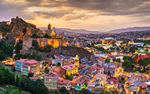 Фото Гора Здания Грузия Вечер Сверху Tbilisi город