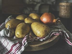 Фотография Лук репчатый Чеснок Картошка Размытый фон