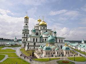 Обои для рабочего стола Россия Храм Монастырь Церковь Уличные фонари New Jerusalem Monastery Istra, Moscow region Города