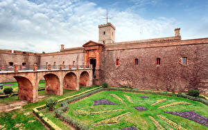 Фотография Испания Замки Барселона Газон Montjuic Castle Города