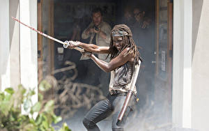 Фотография Ходячие мертвецы Данай Гурира Катана С саблей Негры Michonne кино Девушки