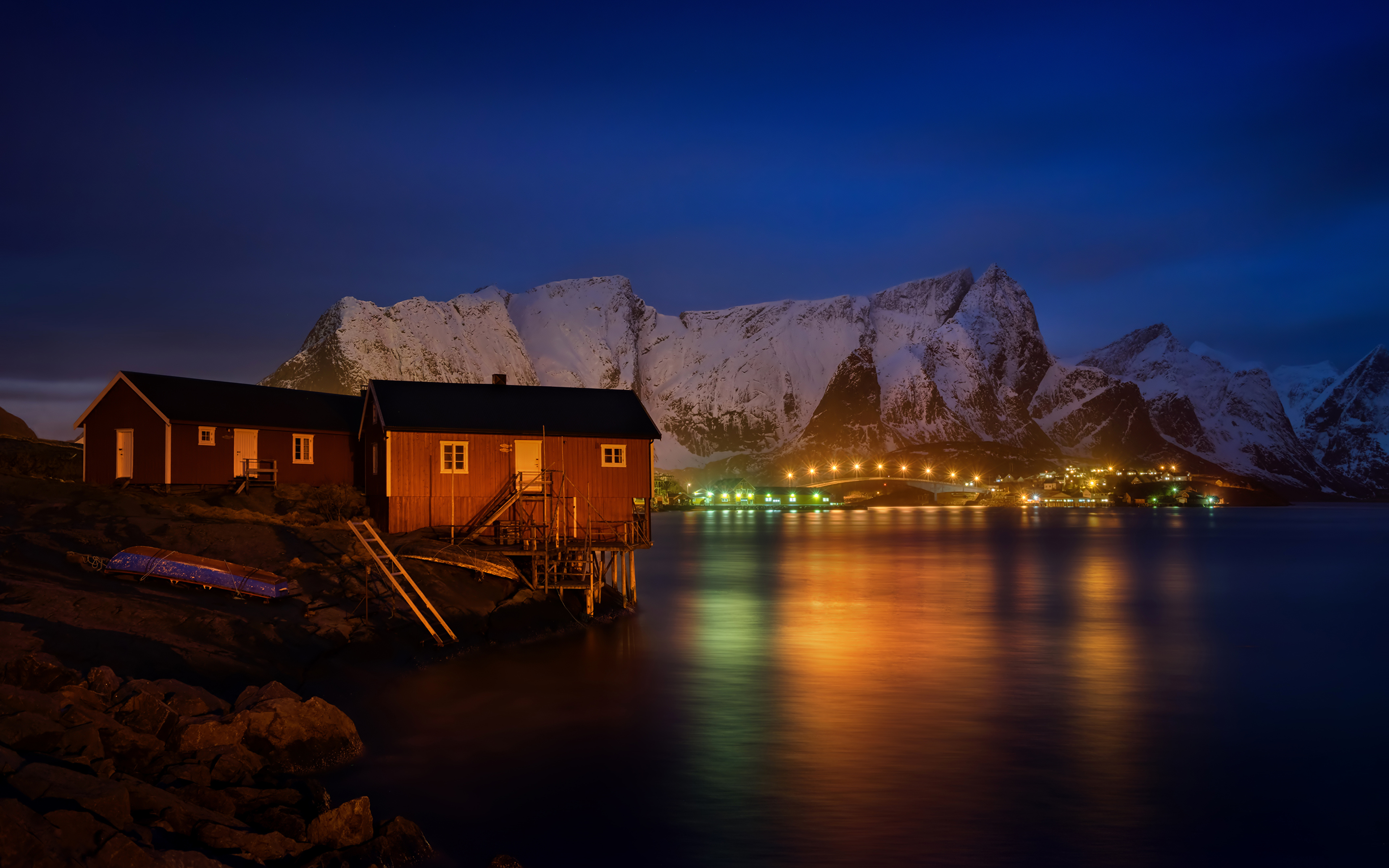 Фотографии Лофотенские острова Норвегия Reine Горы ночью Залив Дома Города 3840x2400 гора Ночь в ночи Ночные залива заливы город Здания