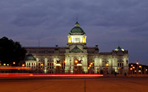 Фото Таиланд Здания Вечер Дворец Городская площадь Уличные фонари Ananta Samakhom Throne Hall