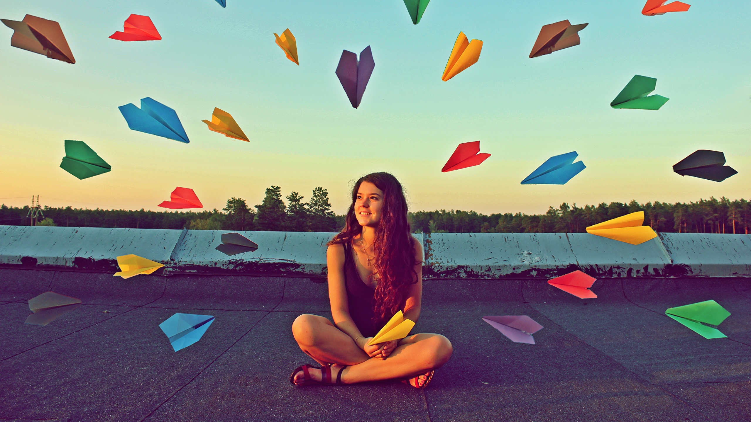 Картинка paper airplanes Разноцветные девушка оригинальные сидящие 2560x1440 Девушки молодая женщина молодые женщины Креатив креативные сидя Сидит