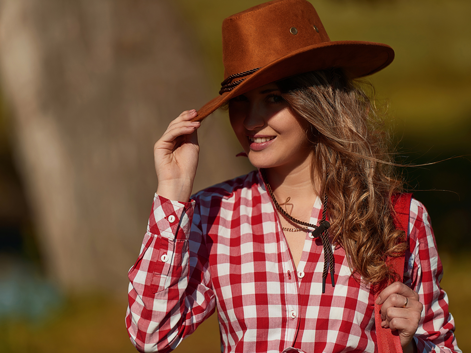 Фото Девушки Ковбой шатенки Шляпа Рубашка красивая 1600x1200 девушка молодая женщина молодые женщины ковбои ковбоя Шатенка шляпы шляпе рубашке рубашки Красивые красивый