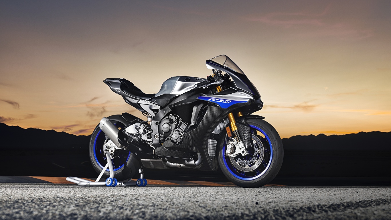 Картинки Yamaha 2018 YZF R1M Мотоциклы Сбоку 1366x768 Ямаха мотоцикл