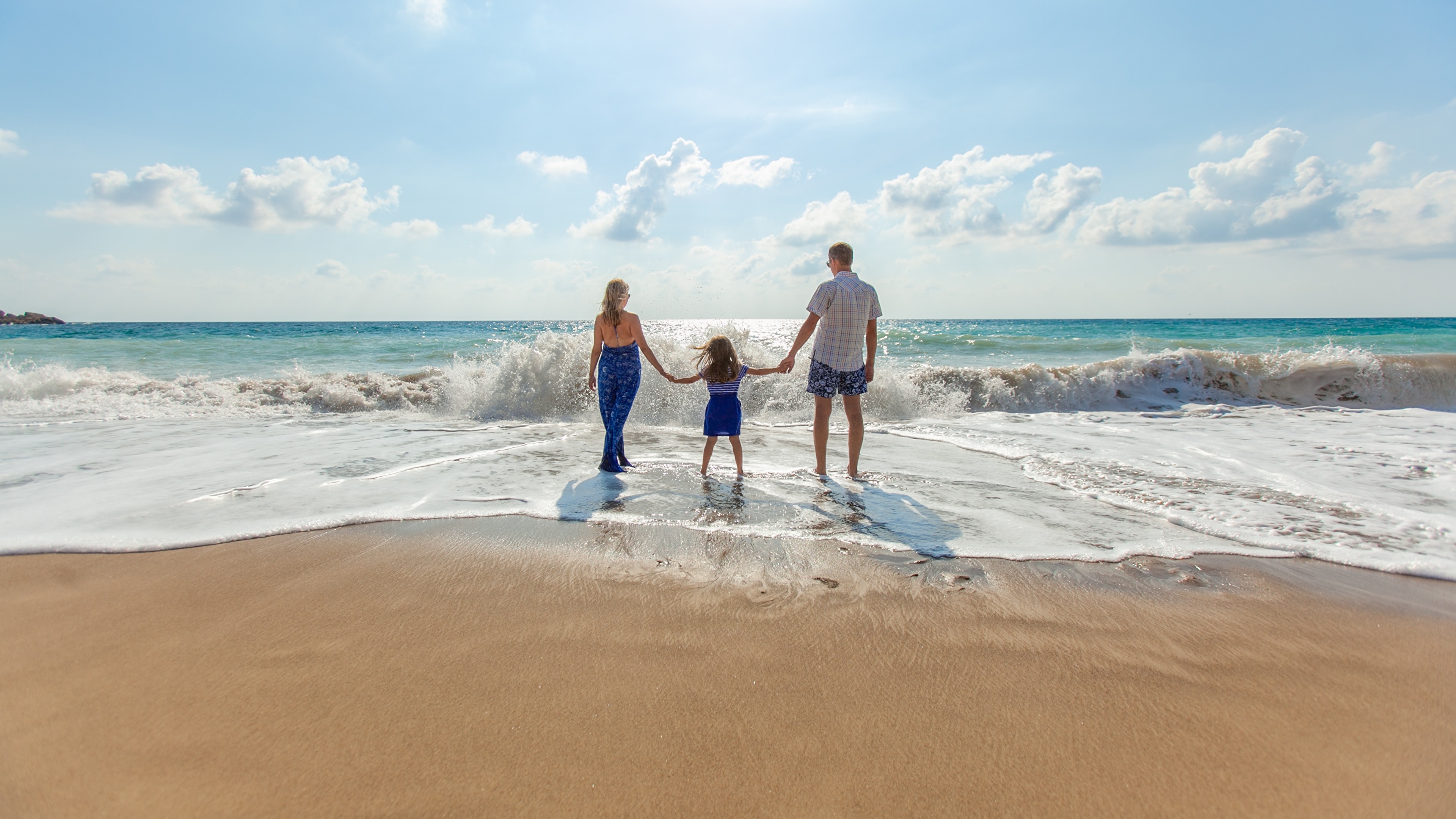 Пока муж на пляже. Семья на море. Семья на отдыхе. Семья на море фото. Фотосессия на берегу моря семейная.