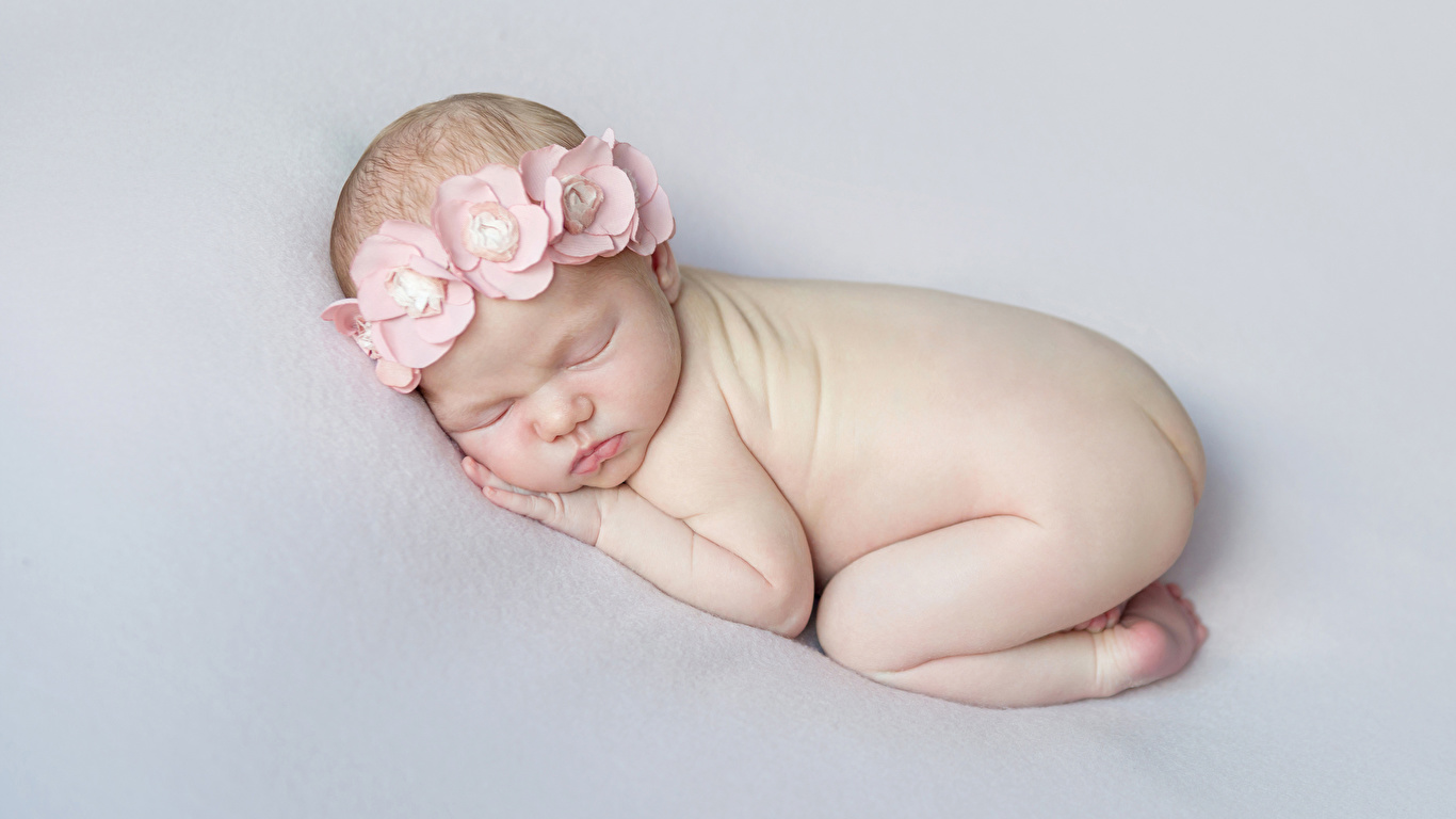 Фото Младенцы ребёнок спящий сером фоне 1366x768 младенца младенец грудной ребёнок Дети сон Спит спят Серый фон