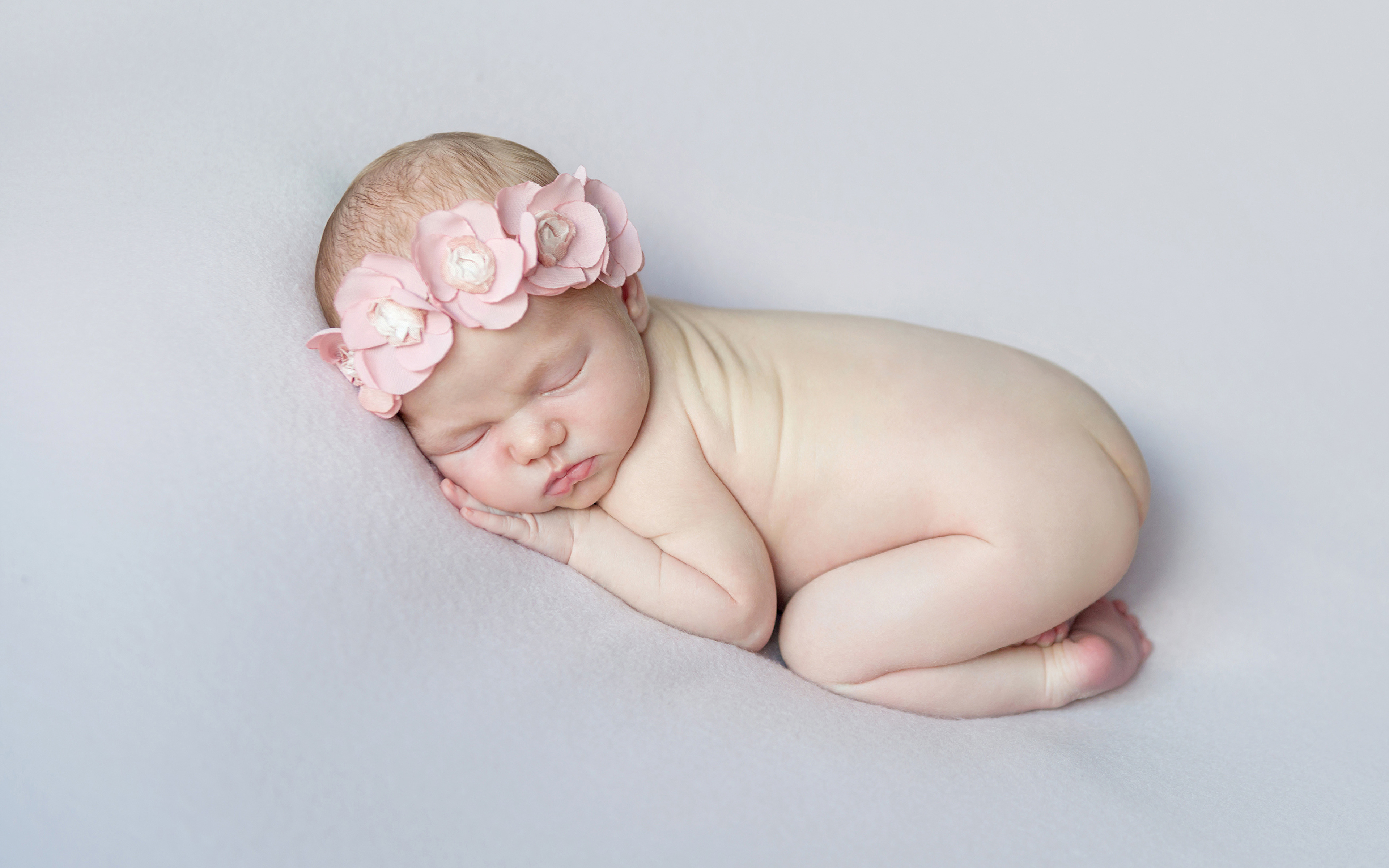 Фото Младенцы ребёнок спящий сером фоне 3840x2400 младенца младенец грудной ребёнок Дети сон Спит спят Серый фон