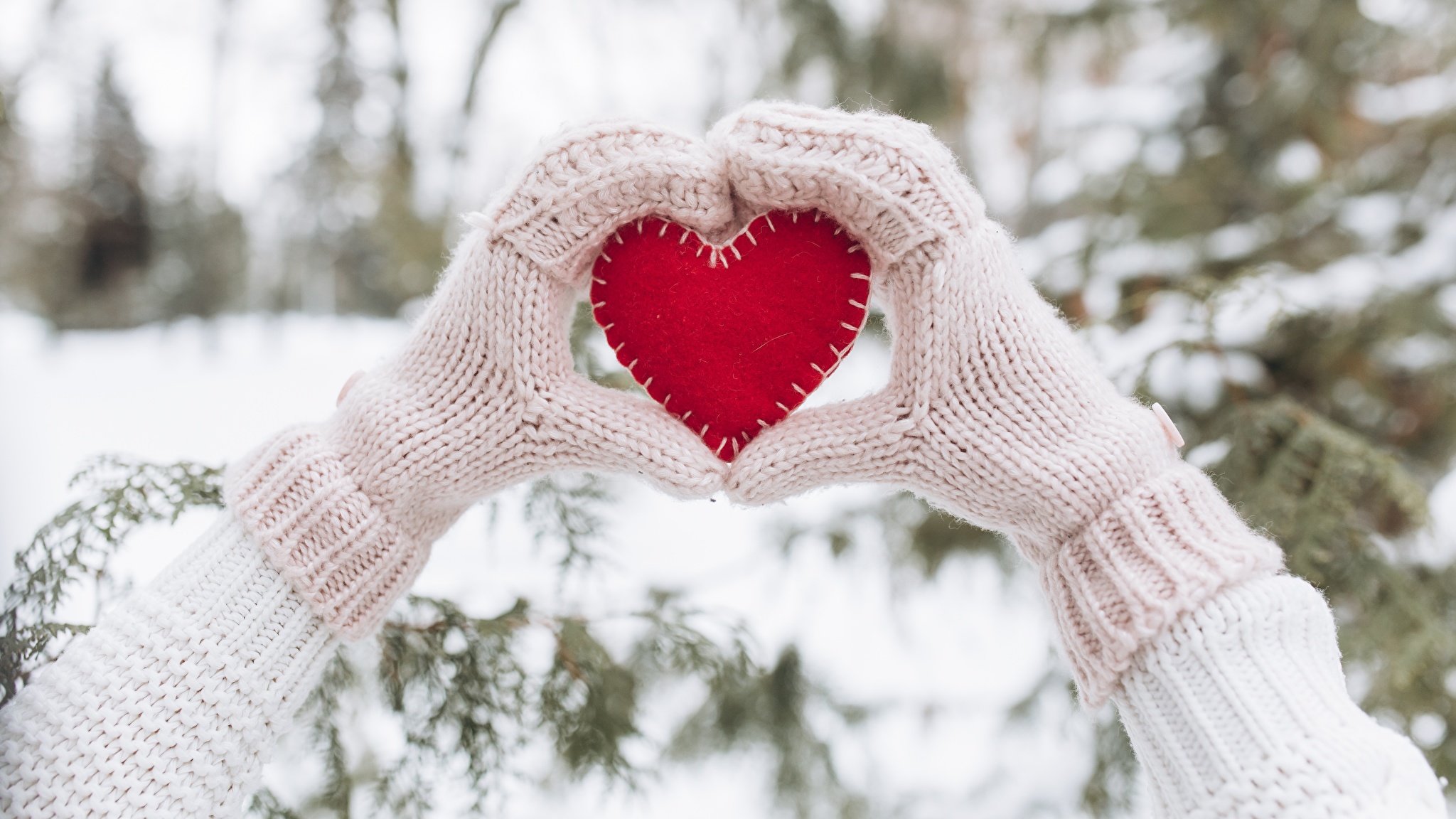 Св тепло. Зимняя романтика. Сердечко на снегу. Руки в варежках. Сердце из снега в руках.