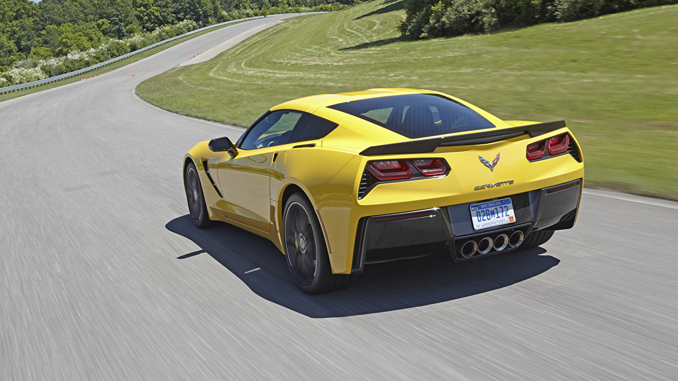 Картинки Chevrolet Corvette c7 Stingray желтые Дороги Движение машина вид сзади 1366x768 Шевроле желтая Желтый желтых едет едущий едущая скорость авто Сзади машины Автомобили автомобиль