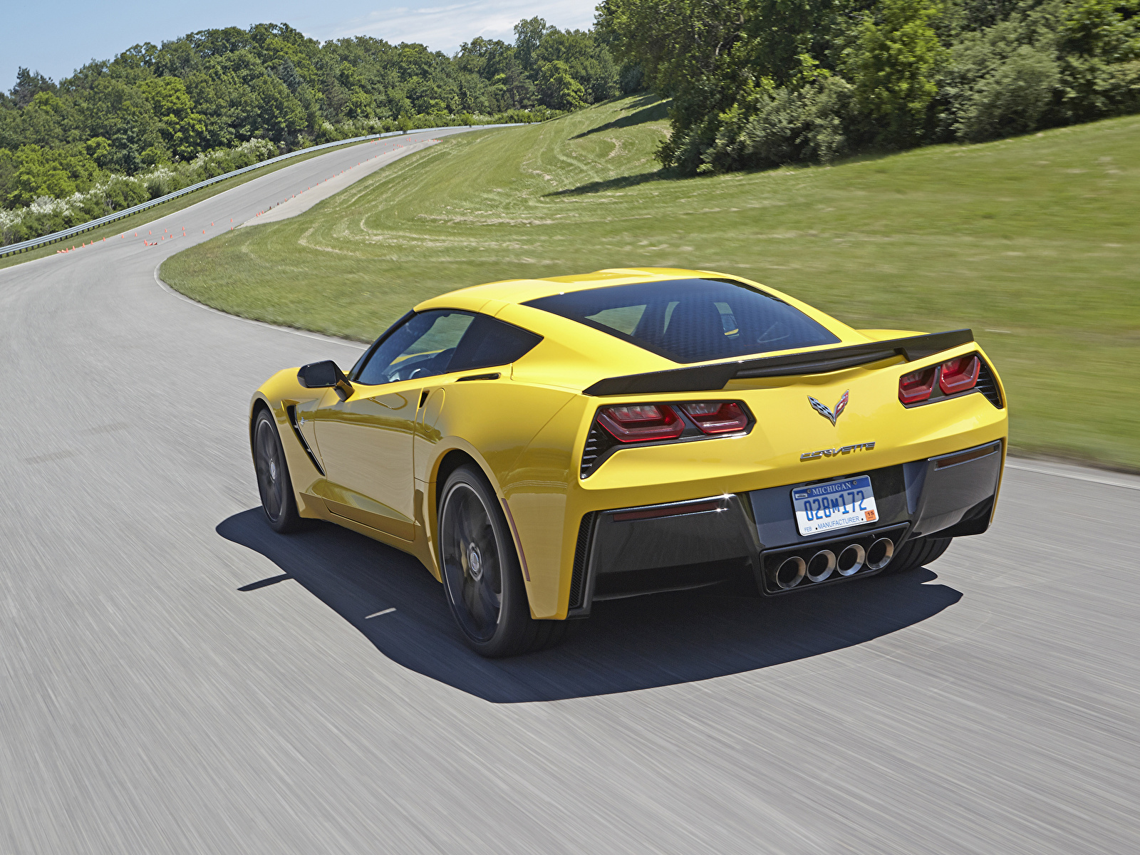 Картинки Chevrolet Corvette c7 Stingray желтые Дороги Движение машина вид сзади 1600x1200 Шевроле желтая Желтый желтых едет едущий едущая скорость авто Сзади машины Автомобили автомобиль