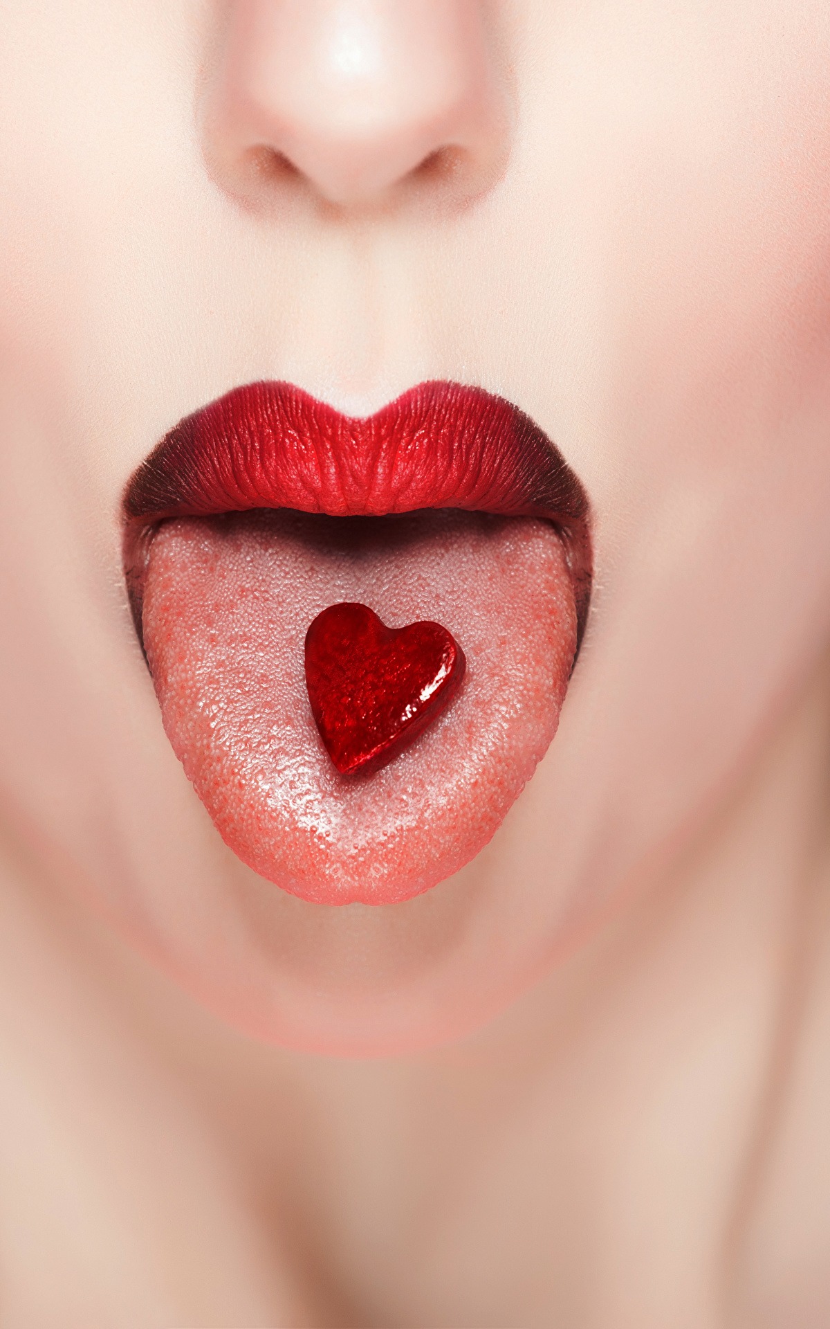 Красивые женские языки. Губы сердечком. Красивые губки. Губы с языком. Женские губы.