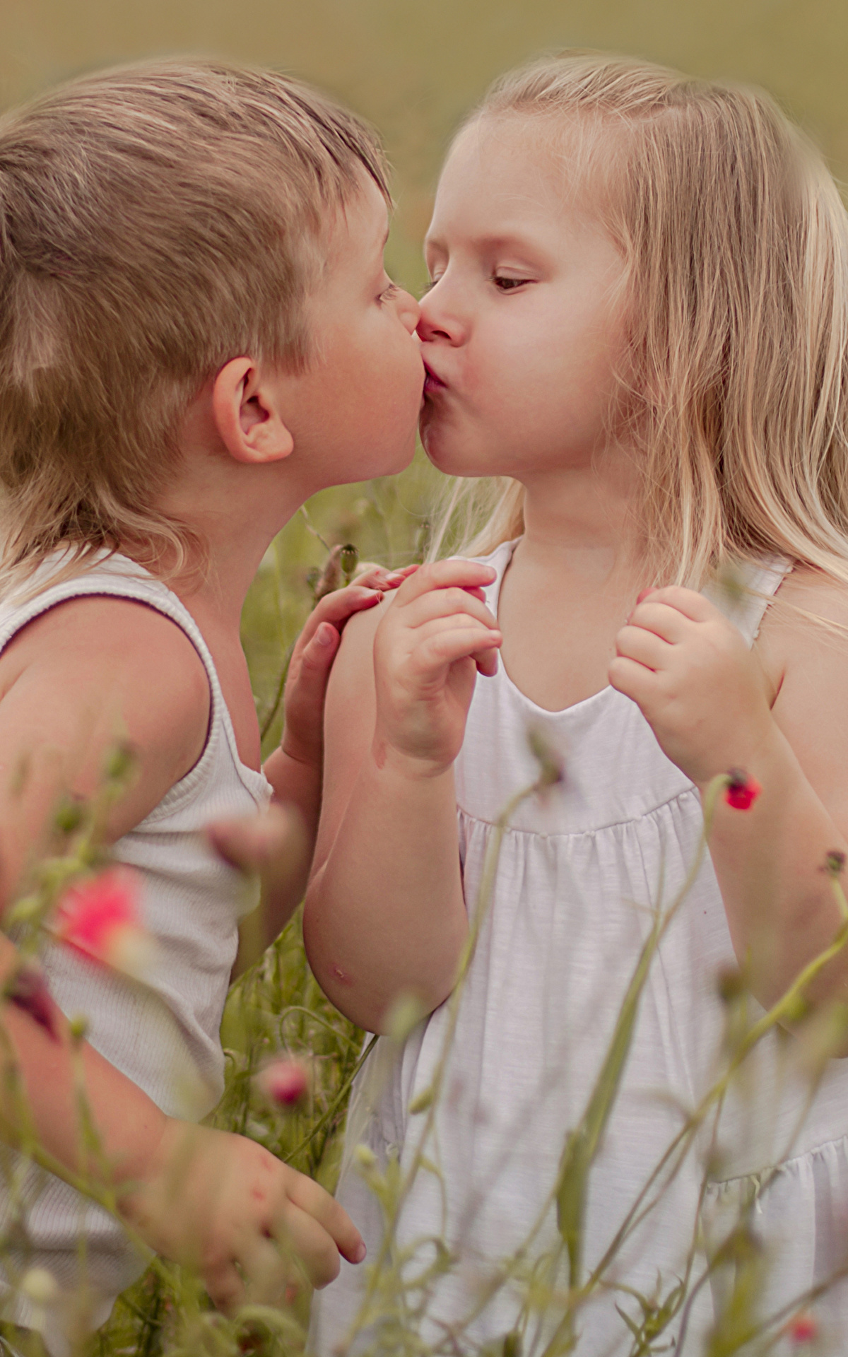 Поно детей. Детский поцелуй. Поцелуй мальчика и девочки. Детский поцелуй в губы. Французский поцелуй детей.