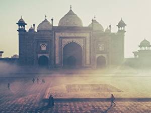 Обои для рабочего стола Тадж-Махал Индия Утро Мечеть Туман mausoleum, Agra, India Uttar Pradesh Города