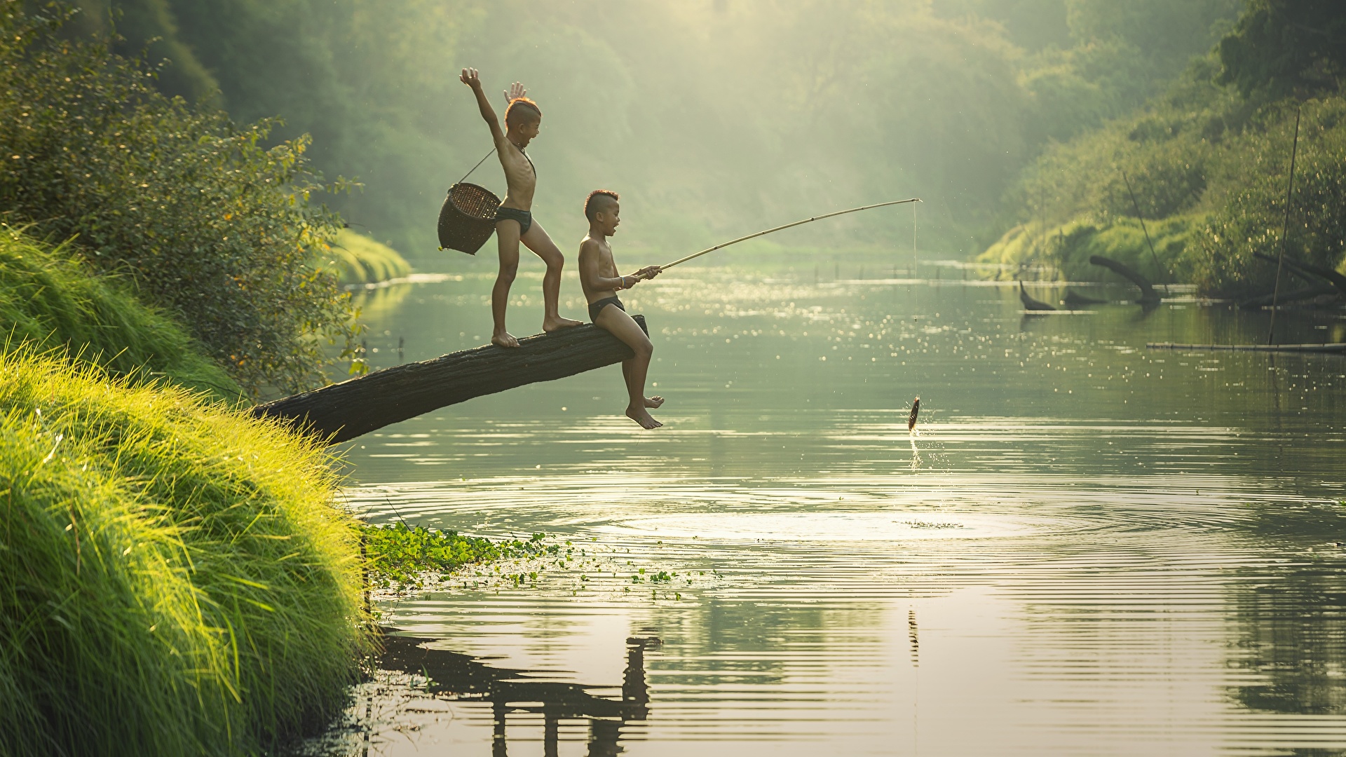 Картинка Рыбы мальчик Дети вдвоем Рыбалка Утро Азиаты река 1920x1080