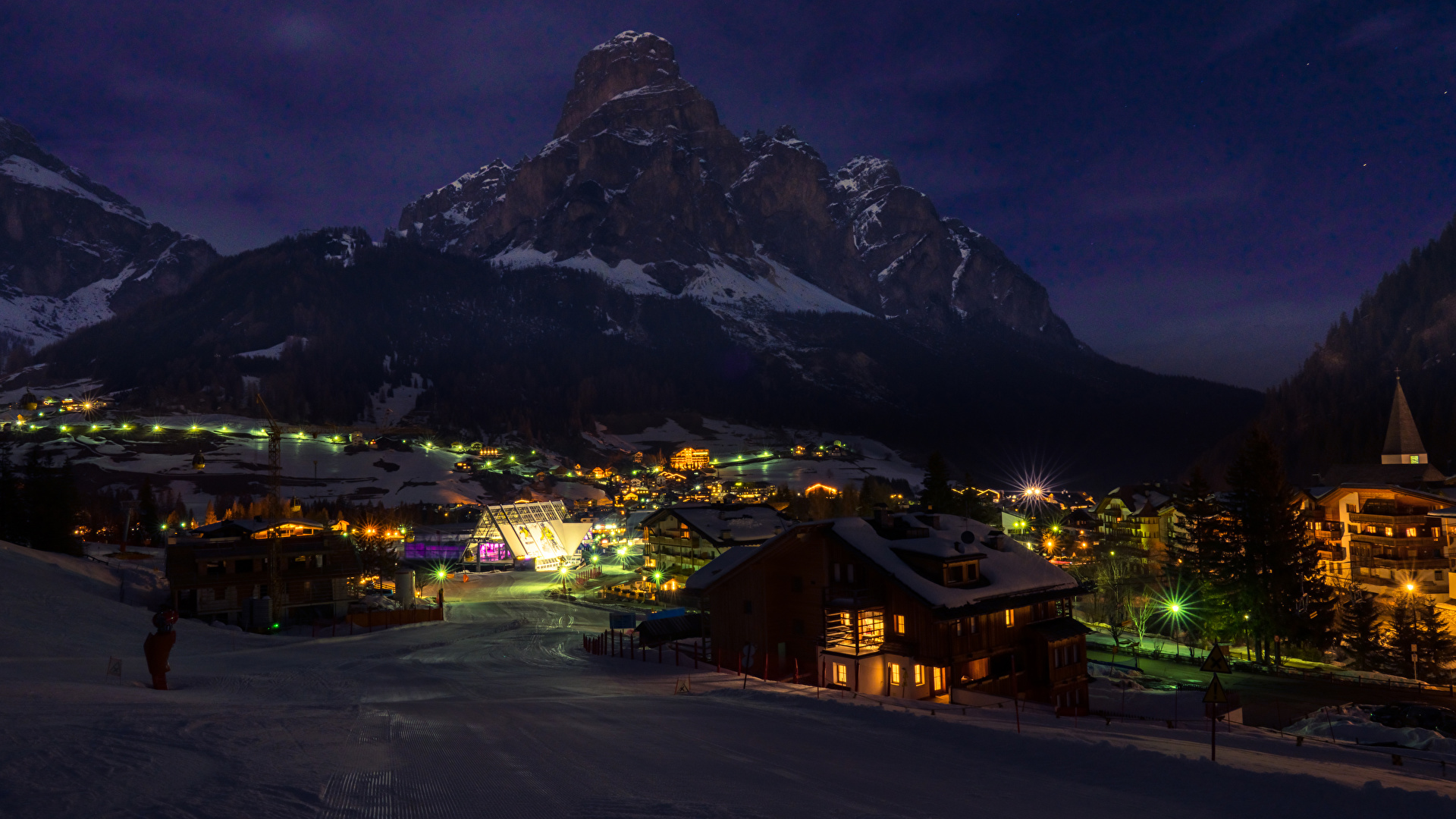 Фото Италия Badia Горы Зима снега Ночные город Здания 1920x1080 гора зимние Снег снегу снеге Ночь ночью в ночи Дома Города