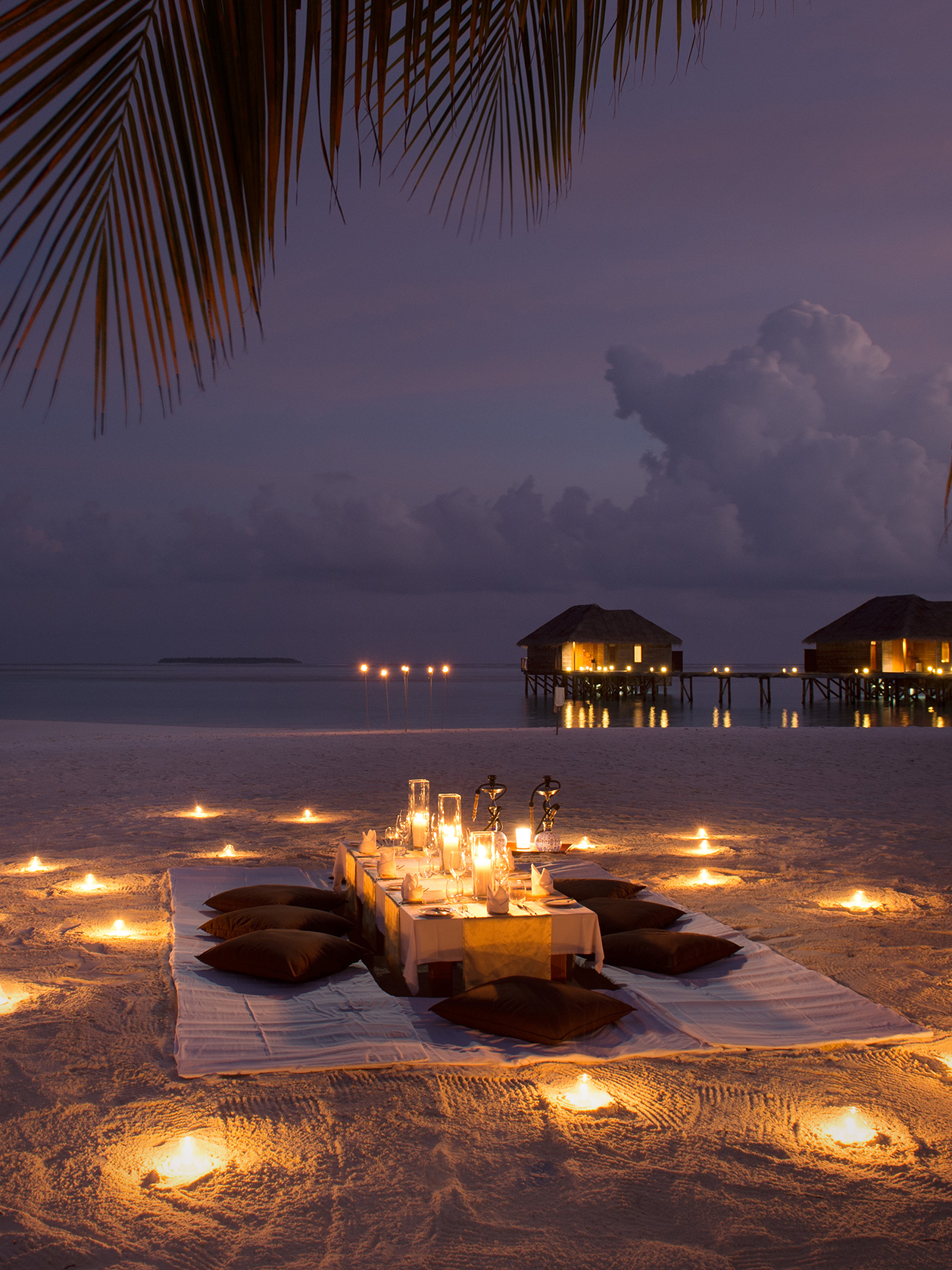Вечер картинки. Бунгало на Мальдивах ночью. Романтический вечер. Вечерний пляж. Вечер на море.