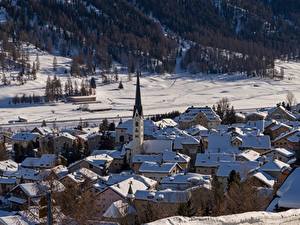 Картинки Зима Дома Церковь Швейцария Снег Село Zuoz, Engadine, Graubünden