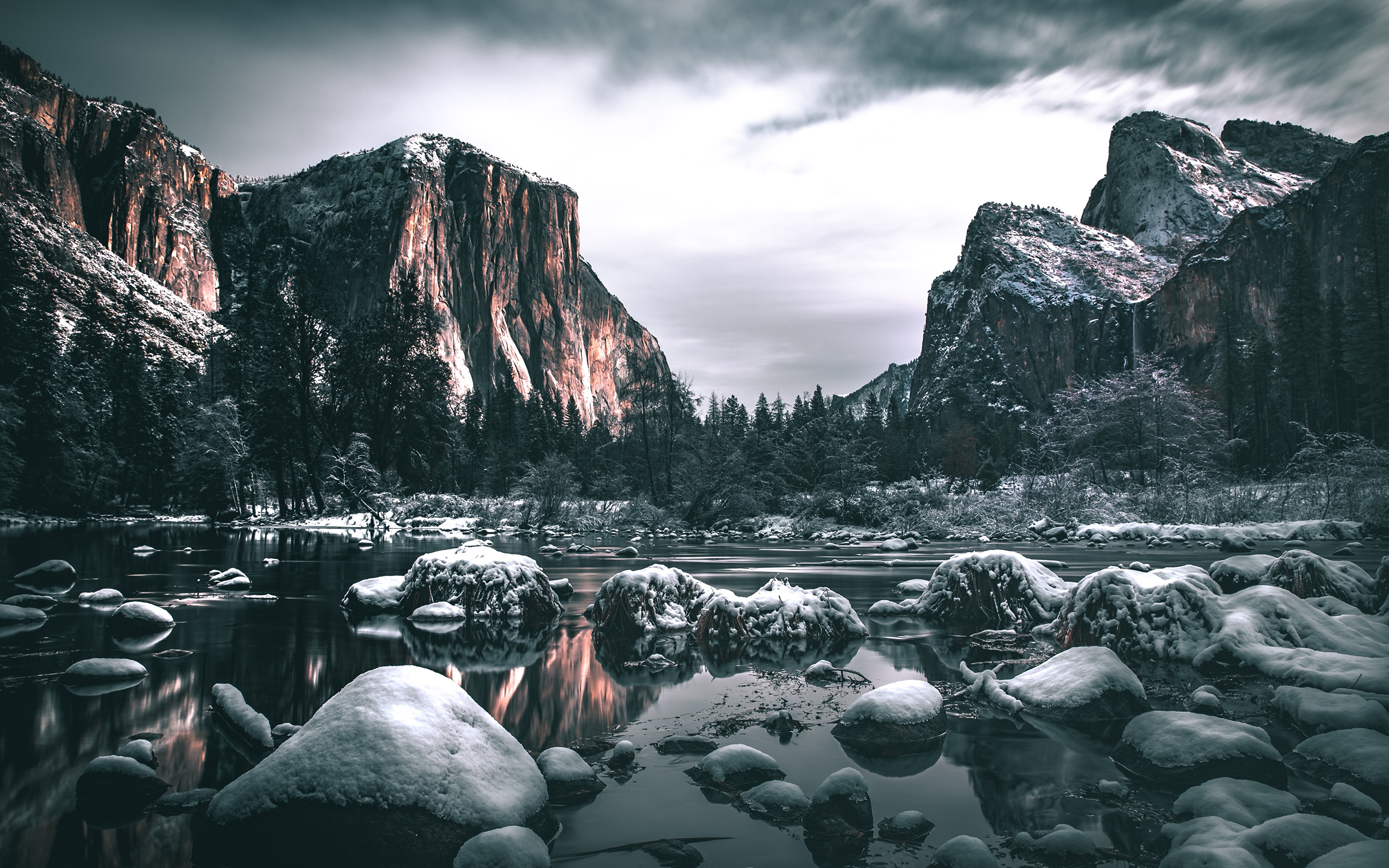 Фото Йосемити Калифорния США гора Утес Природа снега Пейзаж Реки Камень 3840x2400 калифорнии штаты америка Горы Скала скале скалы Снег снегу снеге река Камни речка
