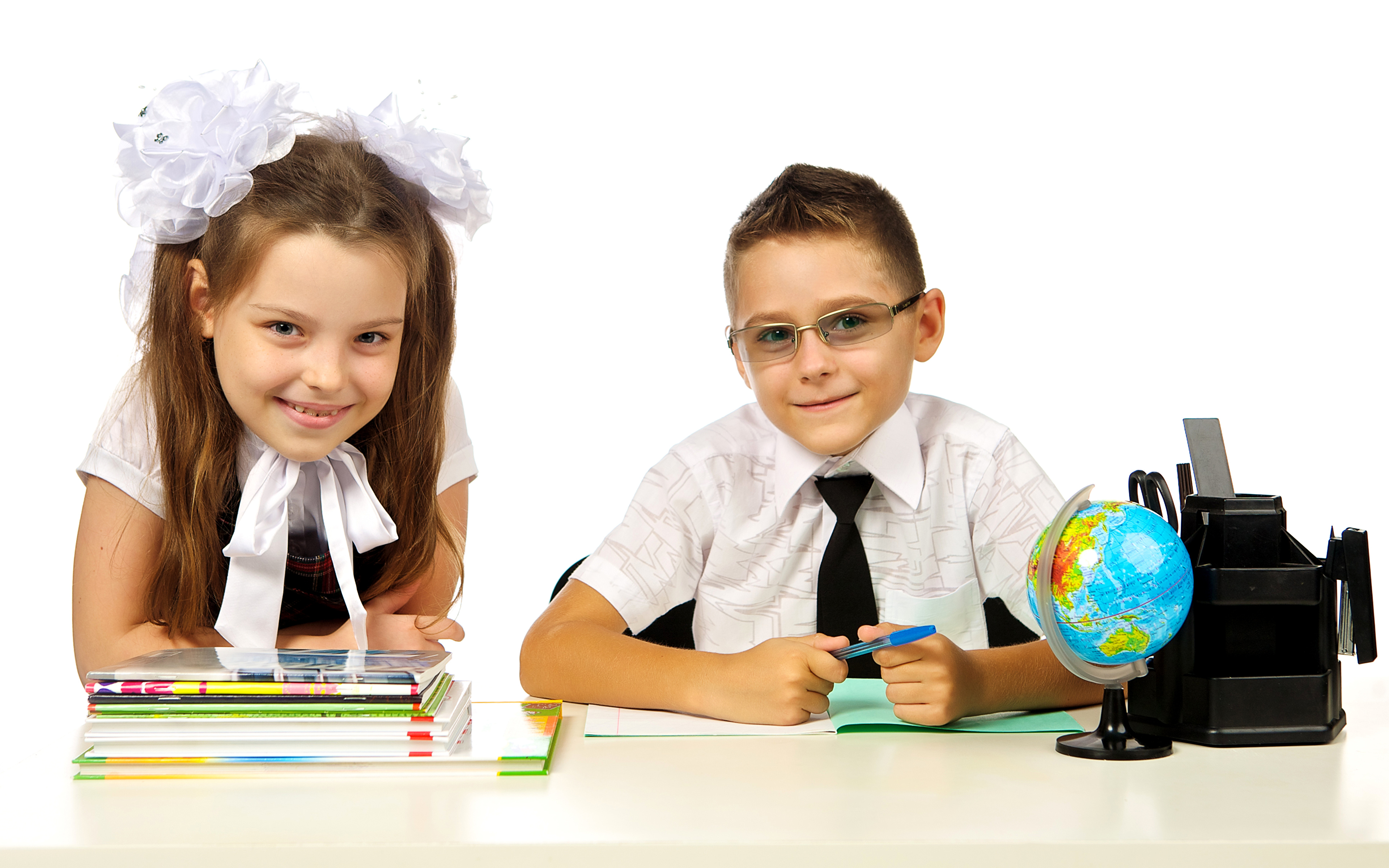 Обои для рабочего стола Девочки мальчишки школьные Глобус улыбается Дети две Тетрадь Очки белым фоном 3840x2400 девочка мальчик Мальчики мальчишка Школа Улыбка глобусы глобусом ребёнок 2 два Двое вдвоем очков очках Белый фон белом фоне