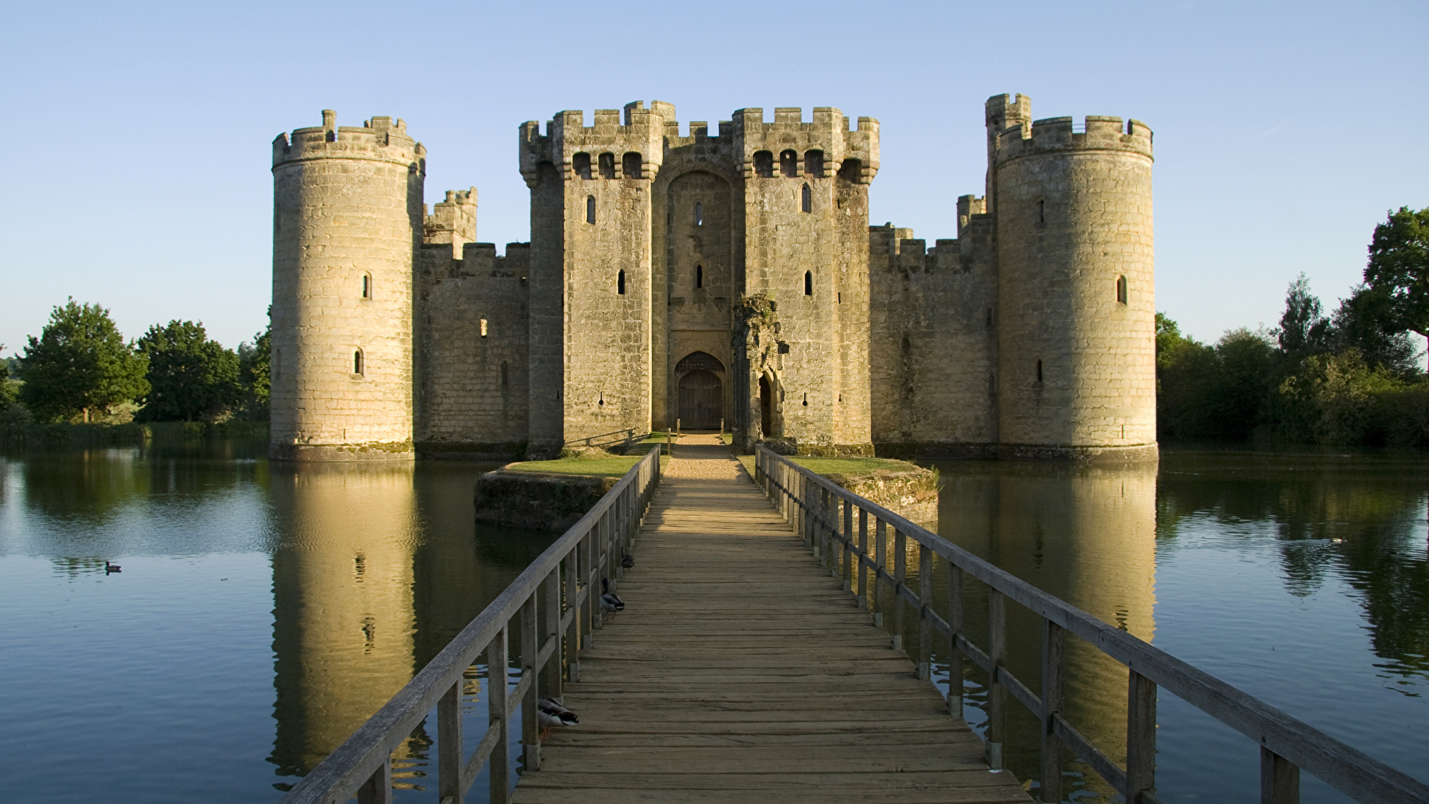 Many old castles used to have. Замок Бодиам Англия. Средневековые замки Европы Бодиам. Замок крепость романский стиль. Рыцарский романский замок.