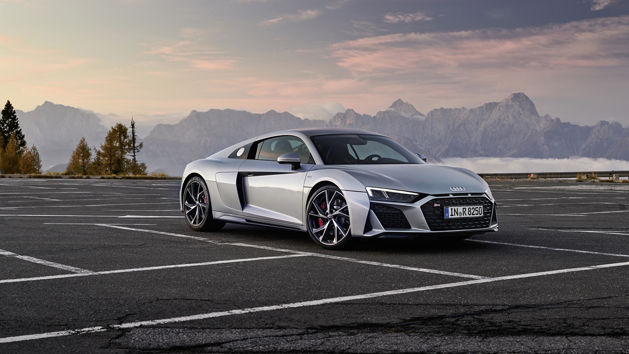 Audi спорткар r8