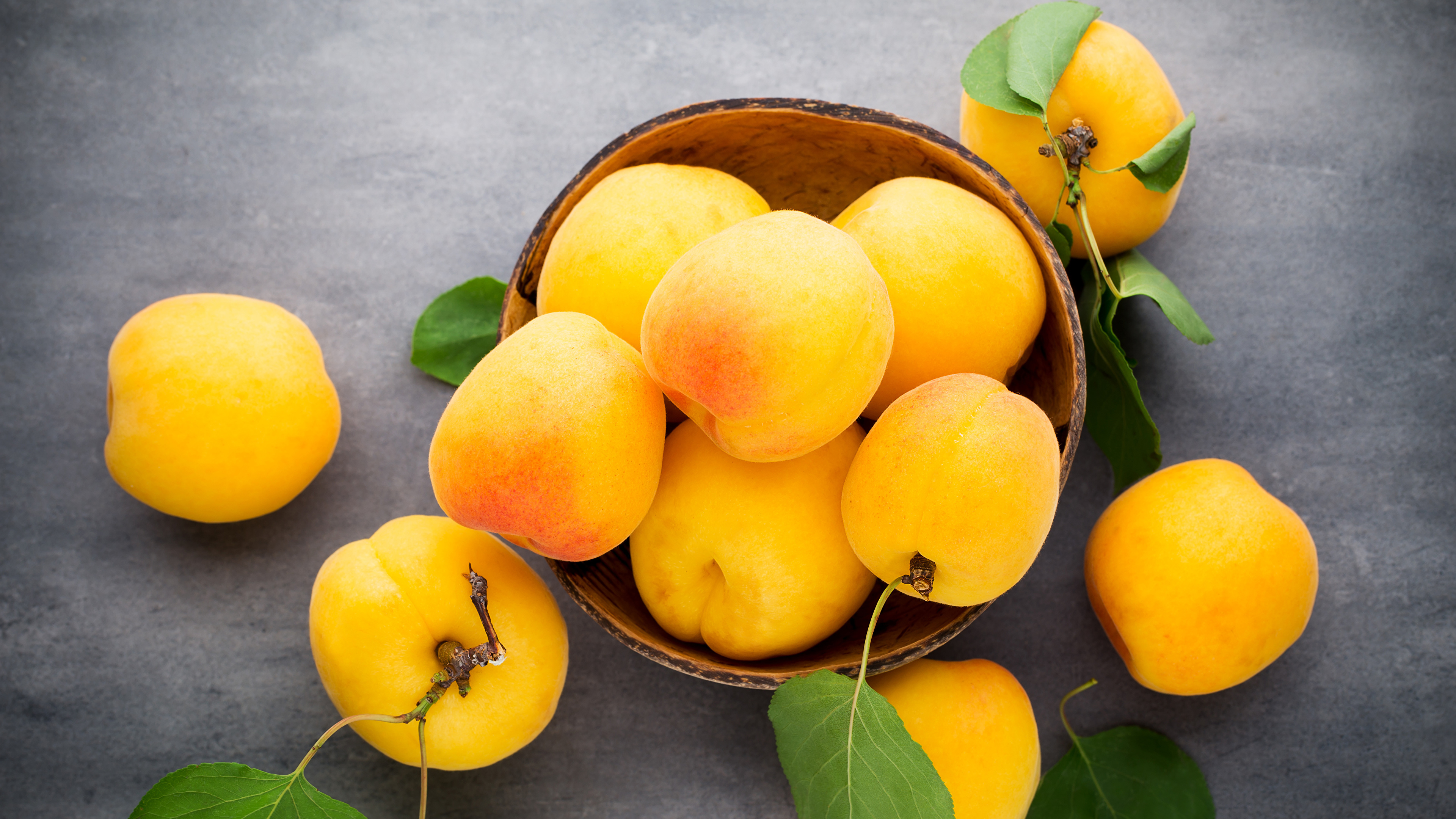 Фрукты персики абрикосы сливы в тарелке без смс