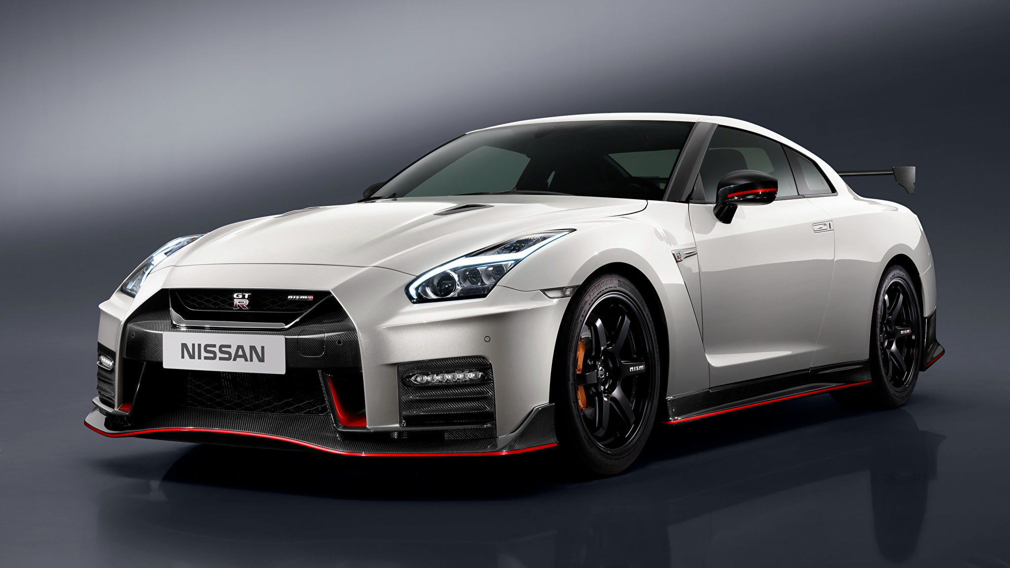 Nissan GTR Р±РµР»С‹Р№