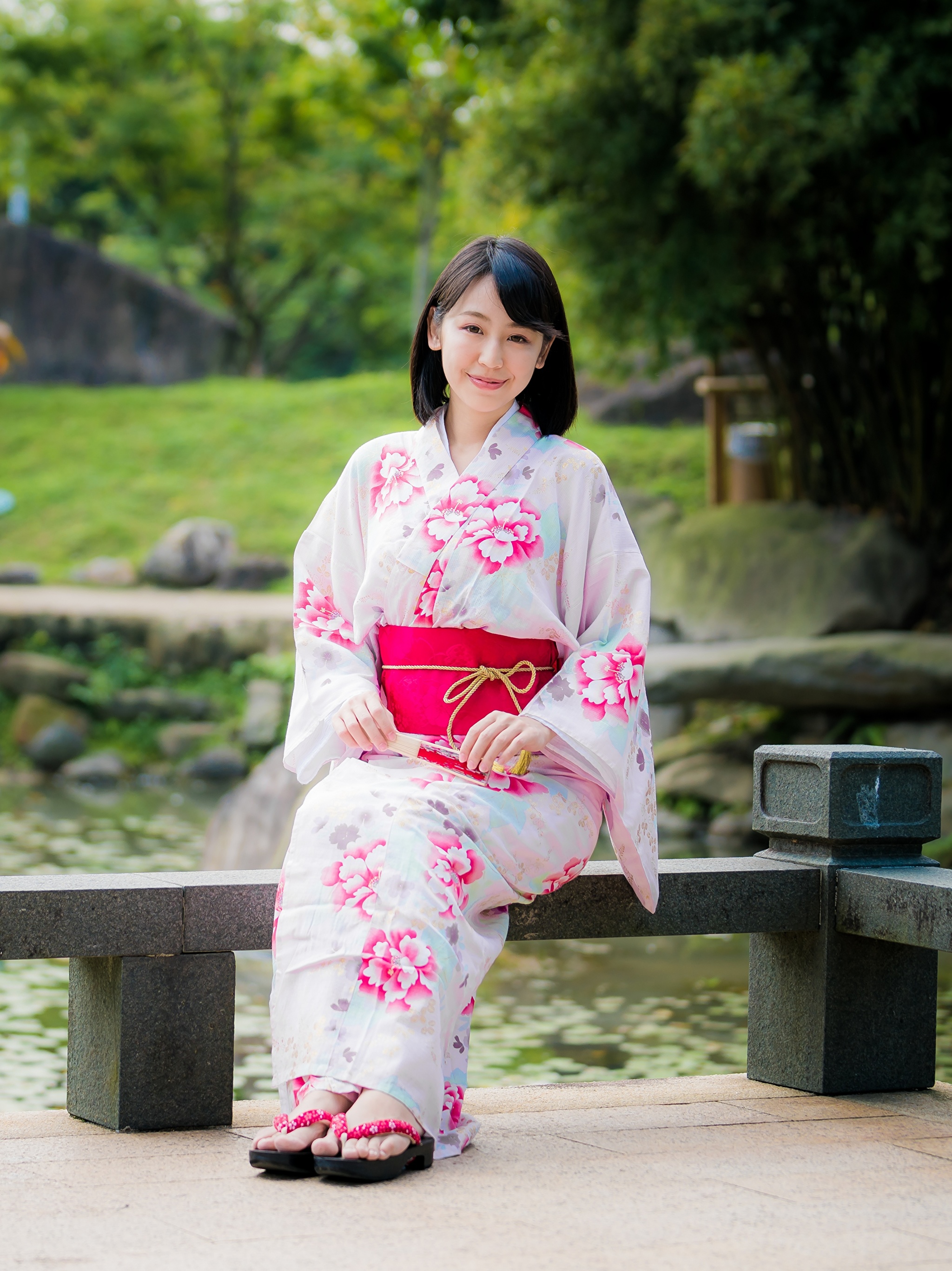 Японская внучка видео. Японская девушка. Японка в кимоно. Японские девушки в Кимо. Девушка японка в кимоно.