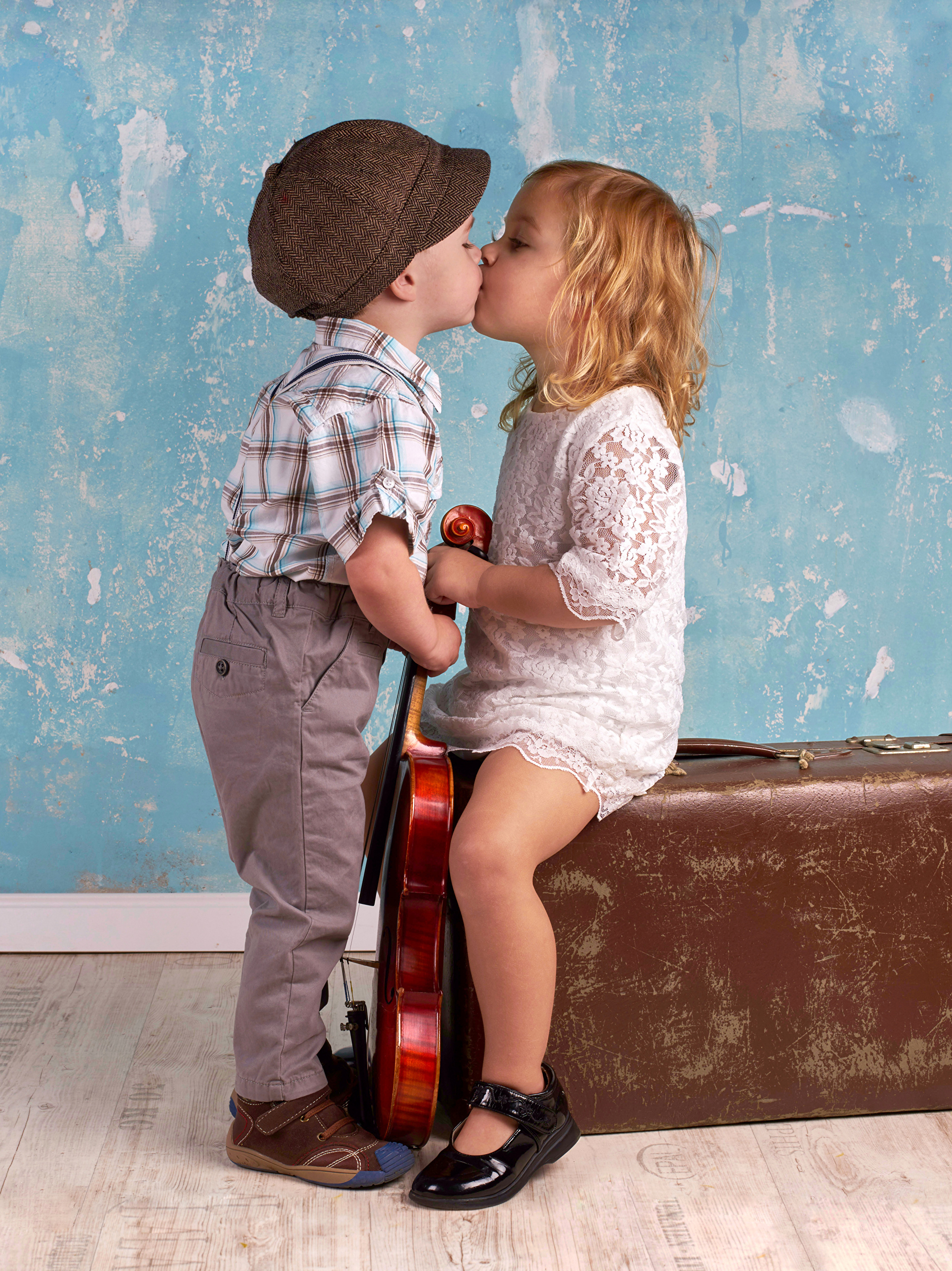 Большая девочка большой мальчик целуется. Детский поцелуй. Мальчик и девочка маленькие. Мальчик и девочка любовь.