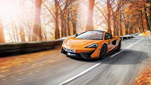 Фото McLaren Едущий Желтый машины