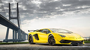 Обои Lamborghini Желтая Aventador