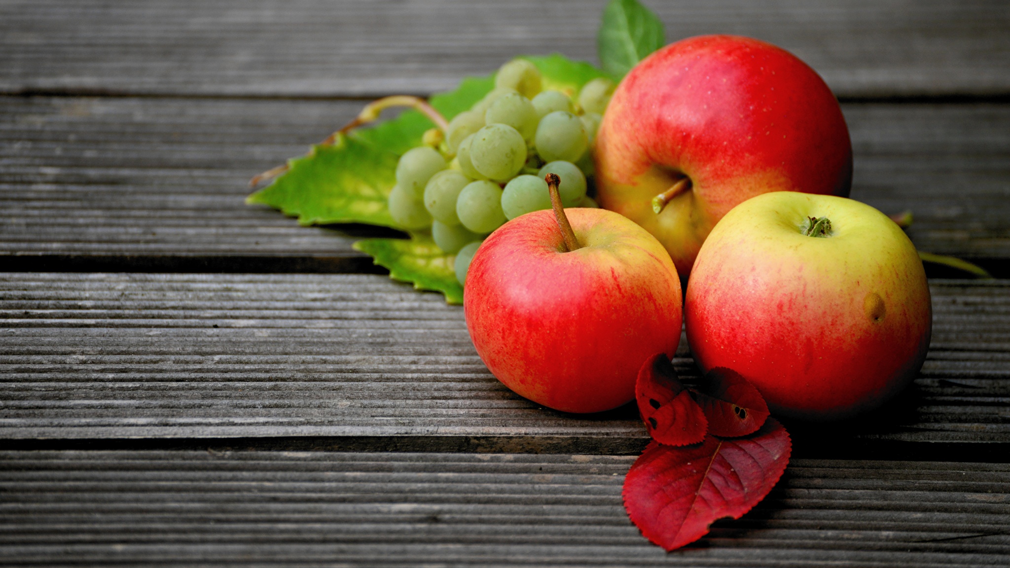 Виноград и яблоки