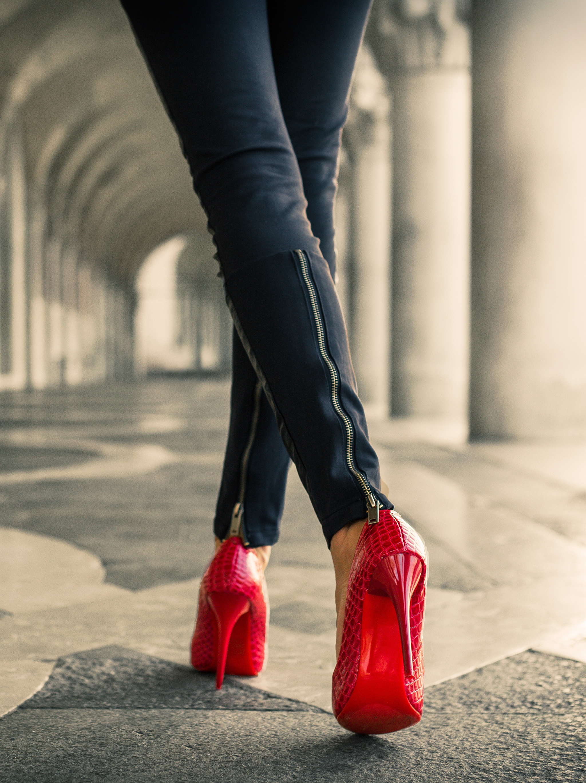 Фото ноги туфли. Женщина в красных туфлях. Девушка в крамныхтуылях. Девушка в красных туфлях на каблуке. Ноги в туфлях.
