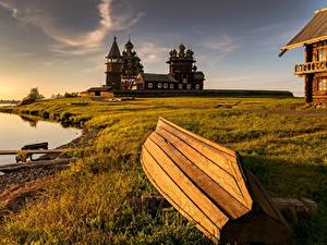 Фотография Россия Церковь Лодки Берег Из дерева Трава Kizhi, lake Onega Природа