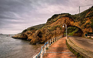 Фотография Испания Берег Дороги Скала Забор Уличные фонари Aviles Asturias Природа