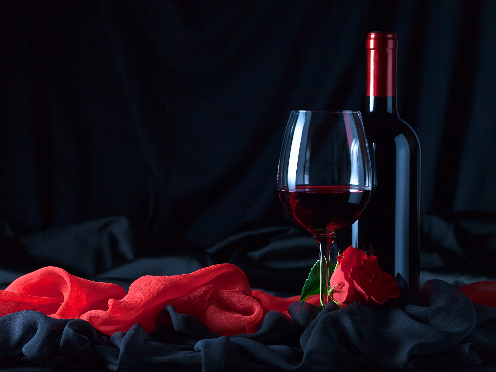 Красное вино на диване