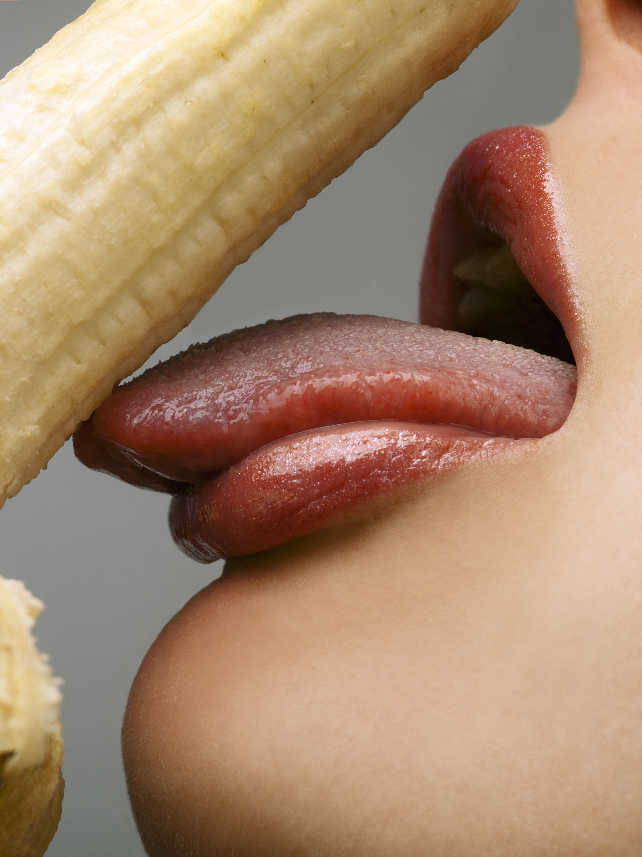 Девушка лижет язык парня. Девушка с бананом. Губы и банан. Девушка с бананом во рту. Девушка с языком.