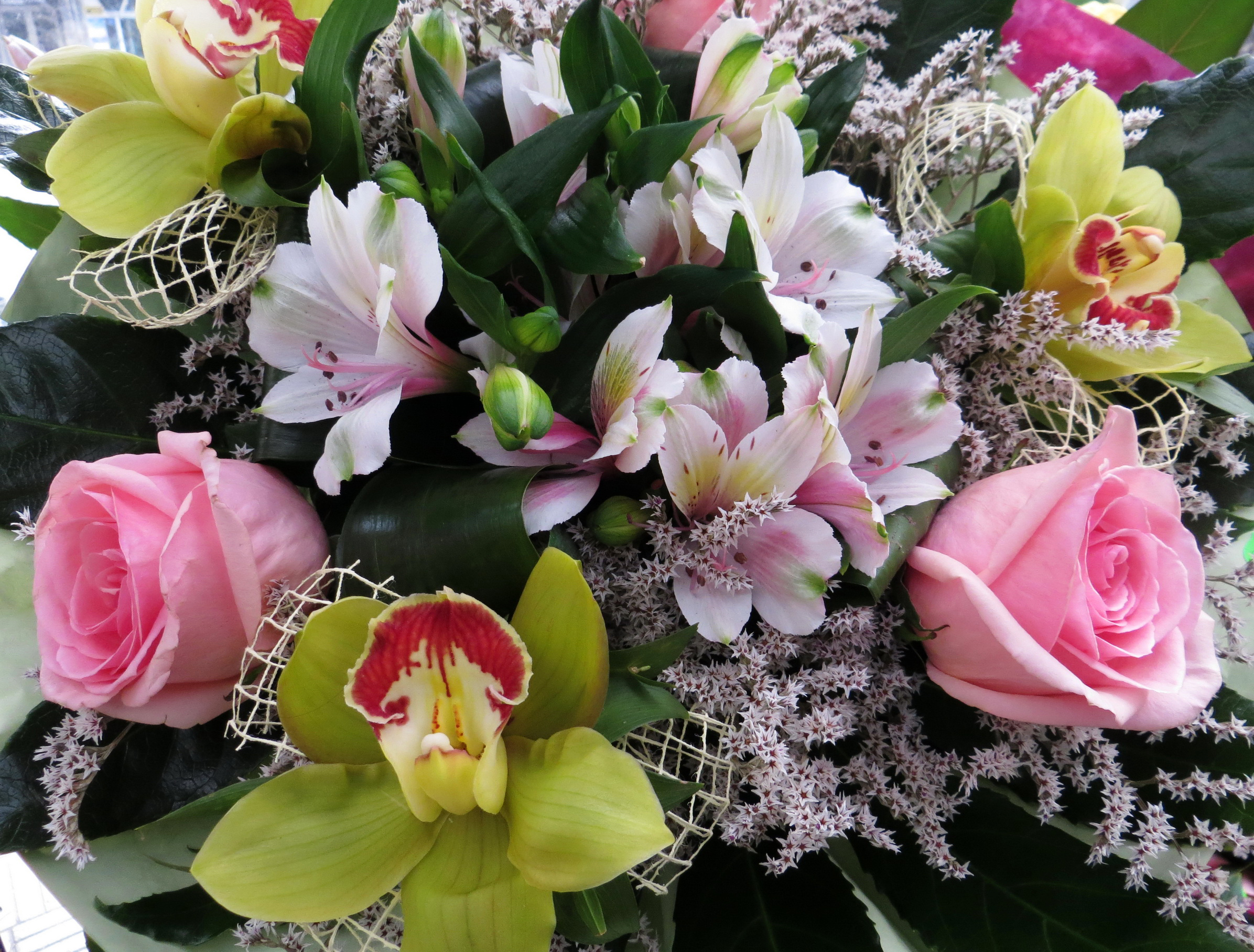 Поздравление с живыми цветами. Букет лилии орхидеи и розы. Роскошные цветы. Шикарный букет цветов. Букет с орхидеей.