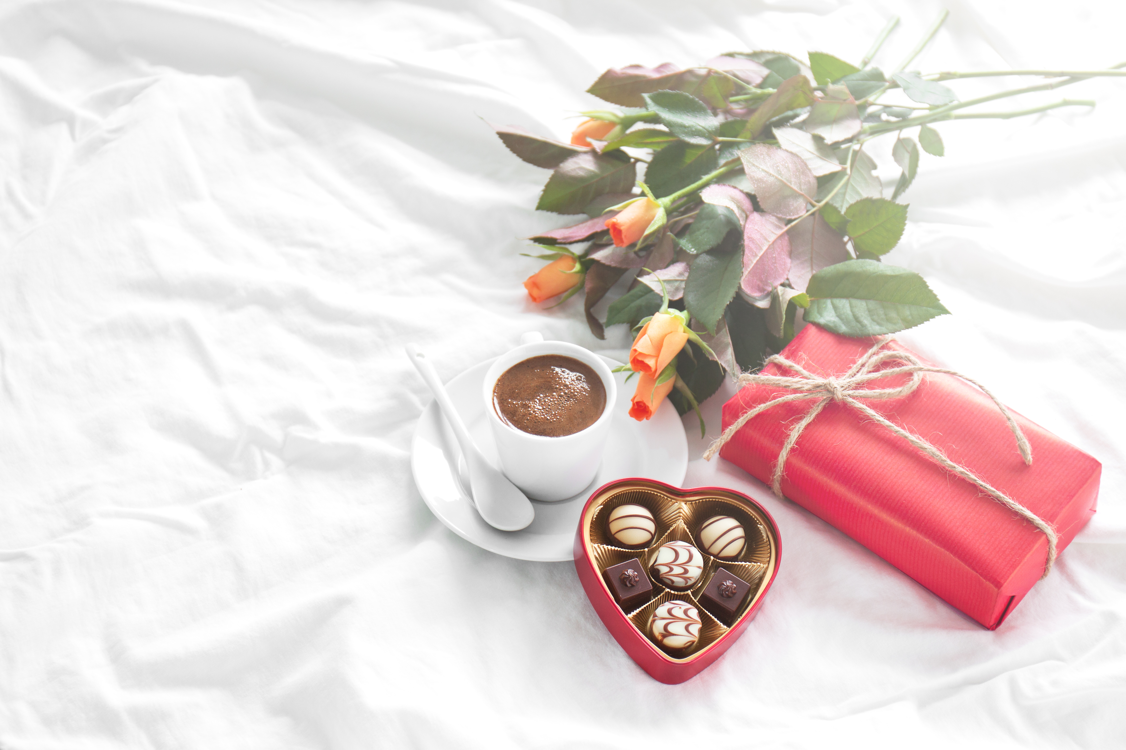 Цветы и шоколадка. Цветы с конфетами. Шоколад цветы кофе. Шоколадные конфеты и цветы. Конфеты с цветами.