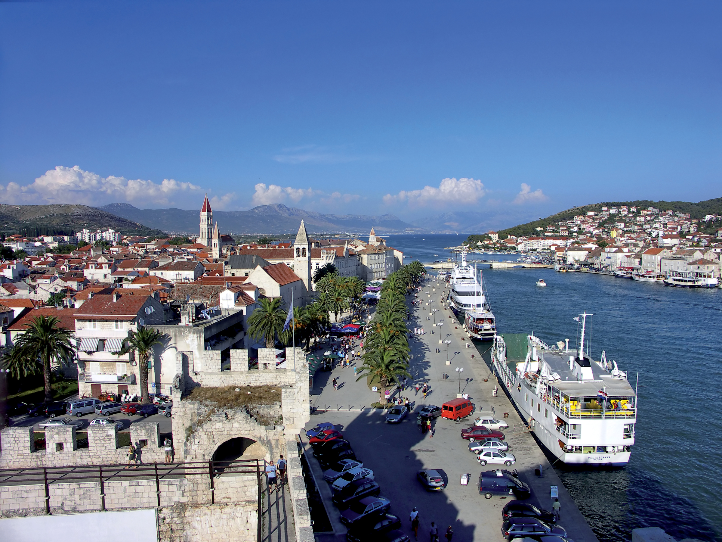 Город и крупный порт в хорватии 5. Trogir Хорватия. Город Трогир в Хорватии. Порт в Хорватии. Трогир с моря.