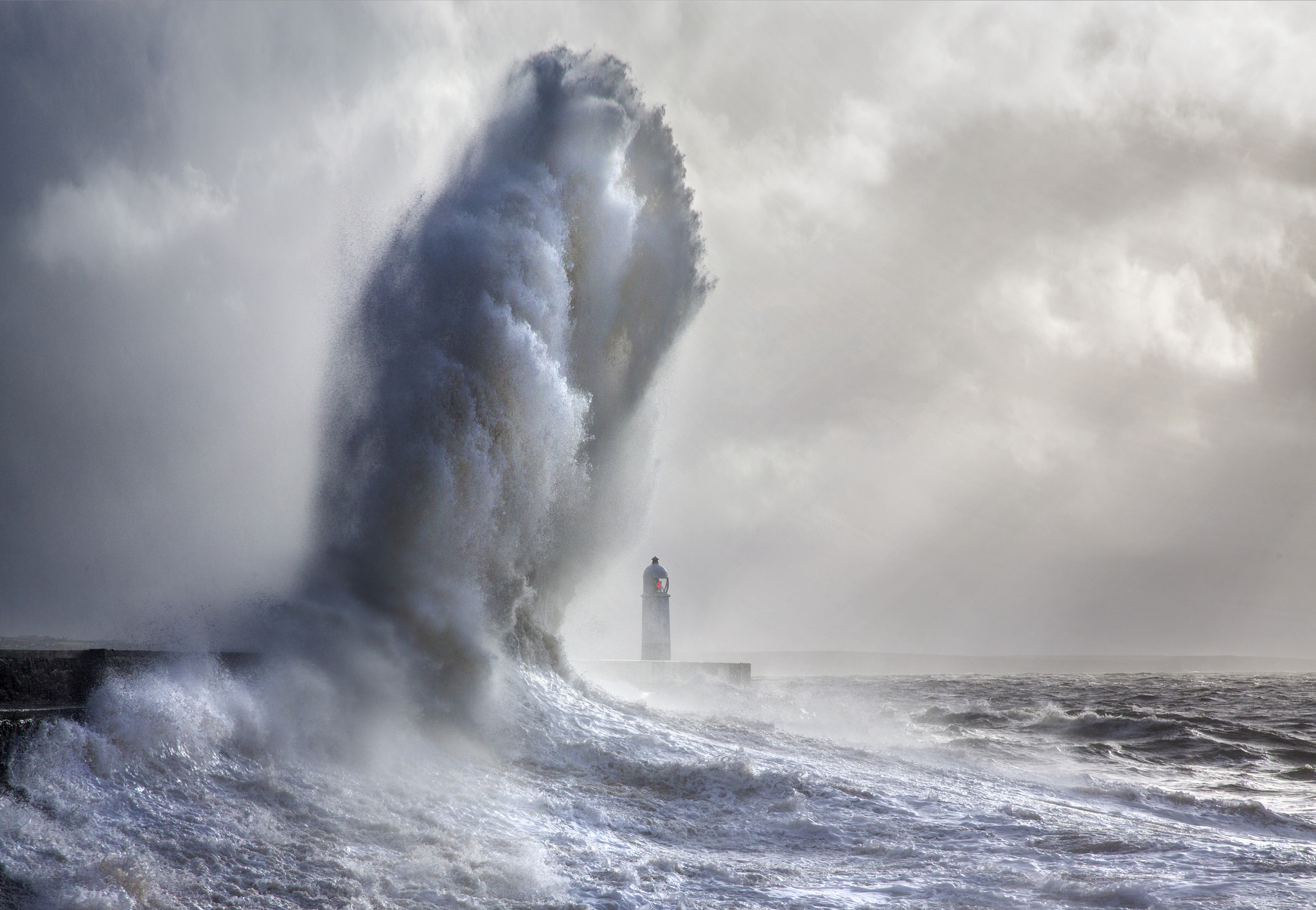 Бояться шторма. Энди Симмонс пейзаж море шторм. Море океан волны шторм ЦУНАМИ. Балтийское море шторм Радуга. Атлантика шторм.