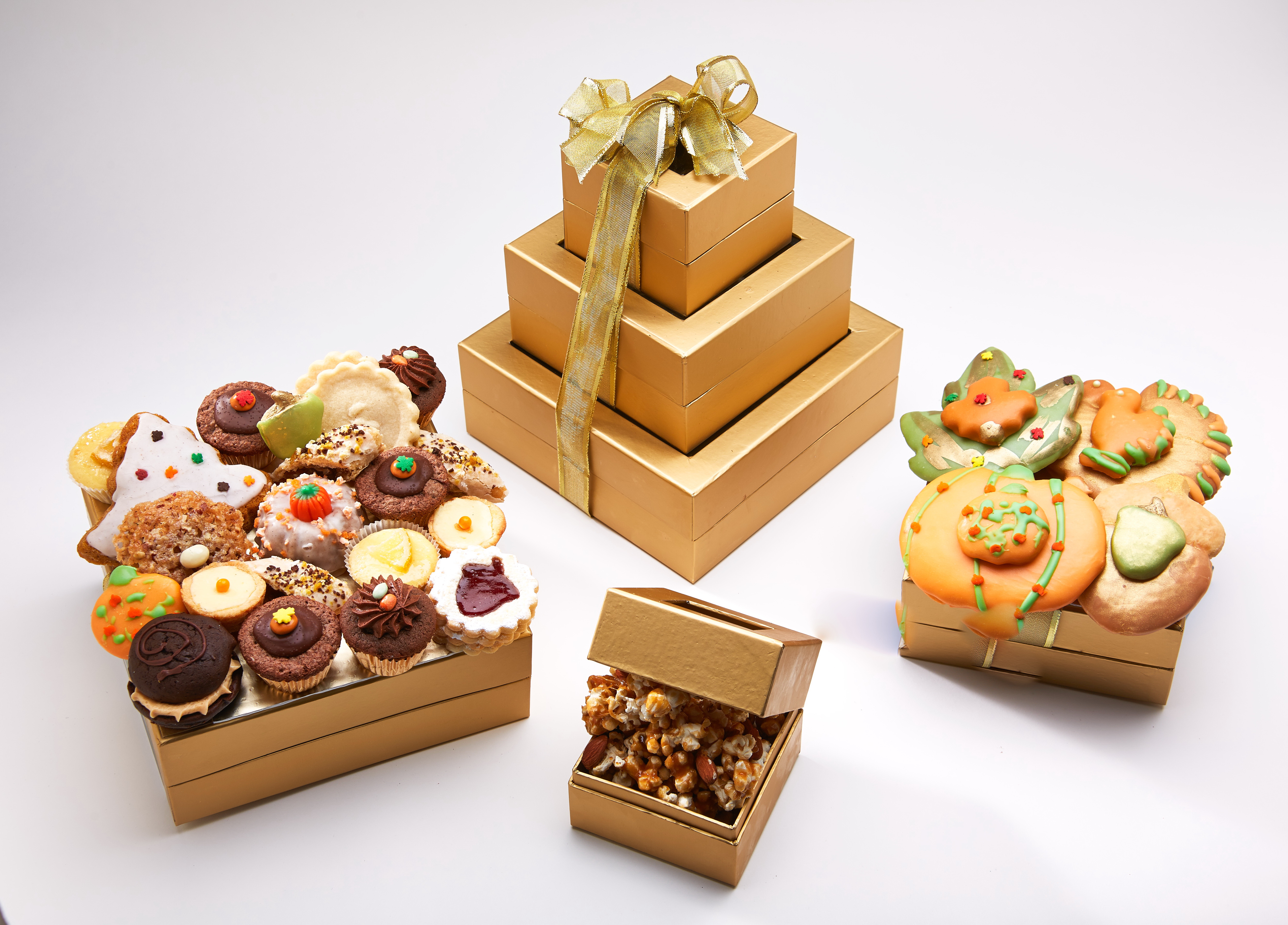 В каждой коробке 24 конфеты на первый стол поставили 3 коробки на второй 4 коробки