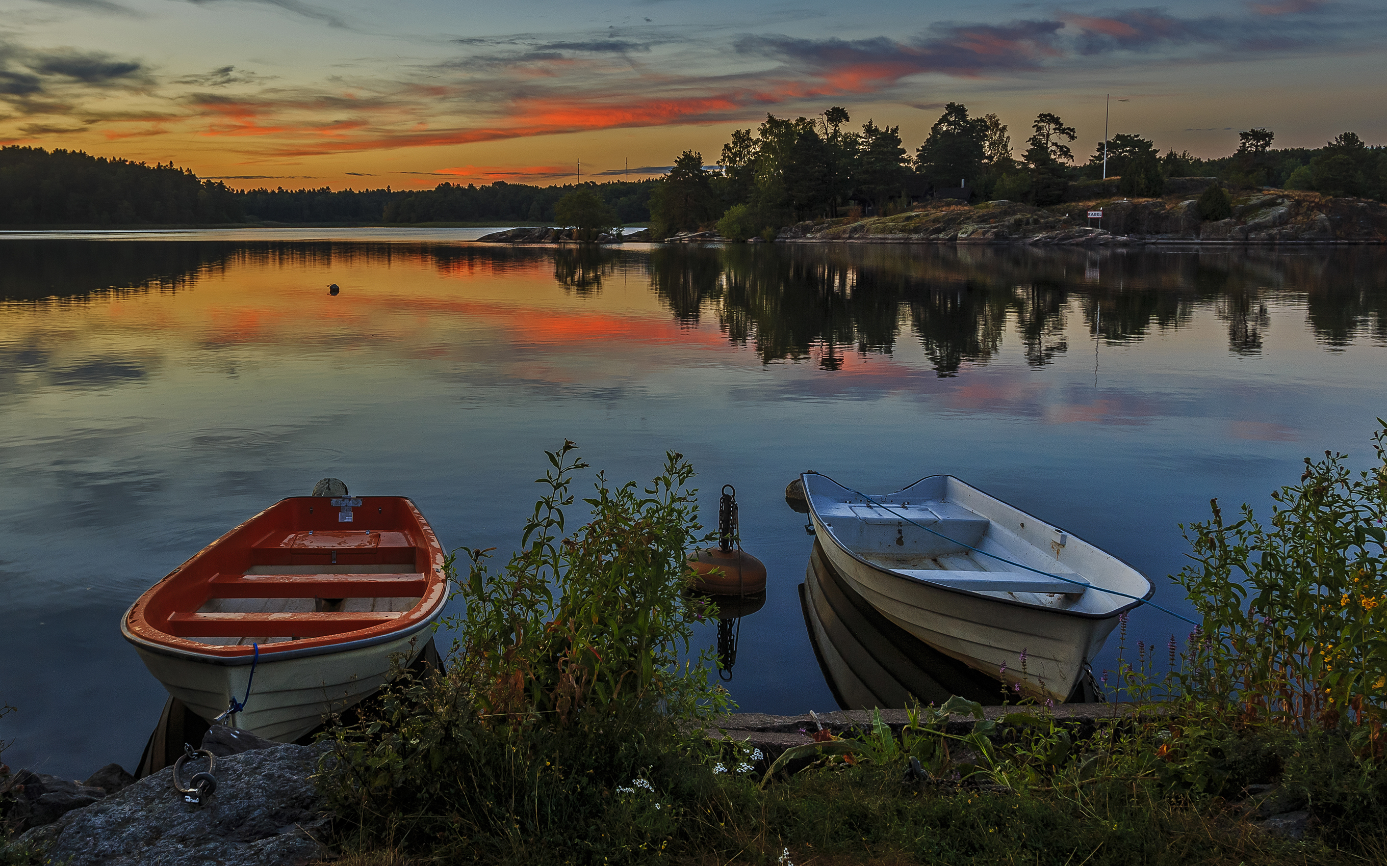Рыбак на берегу водоема. Швеция деревня озеро. Швеция бушеглостер озеро. Лодка на озере. Причал для лодок.