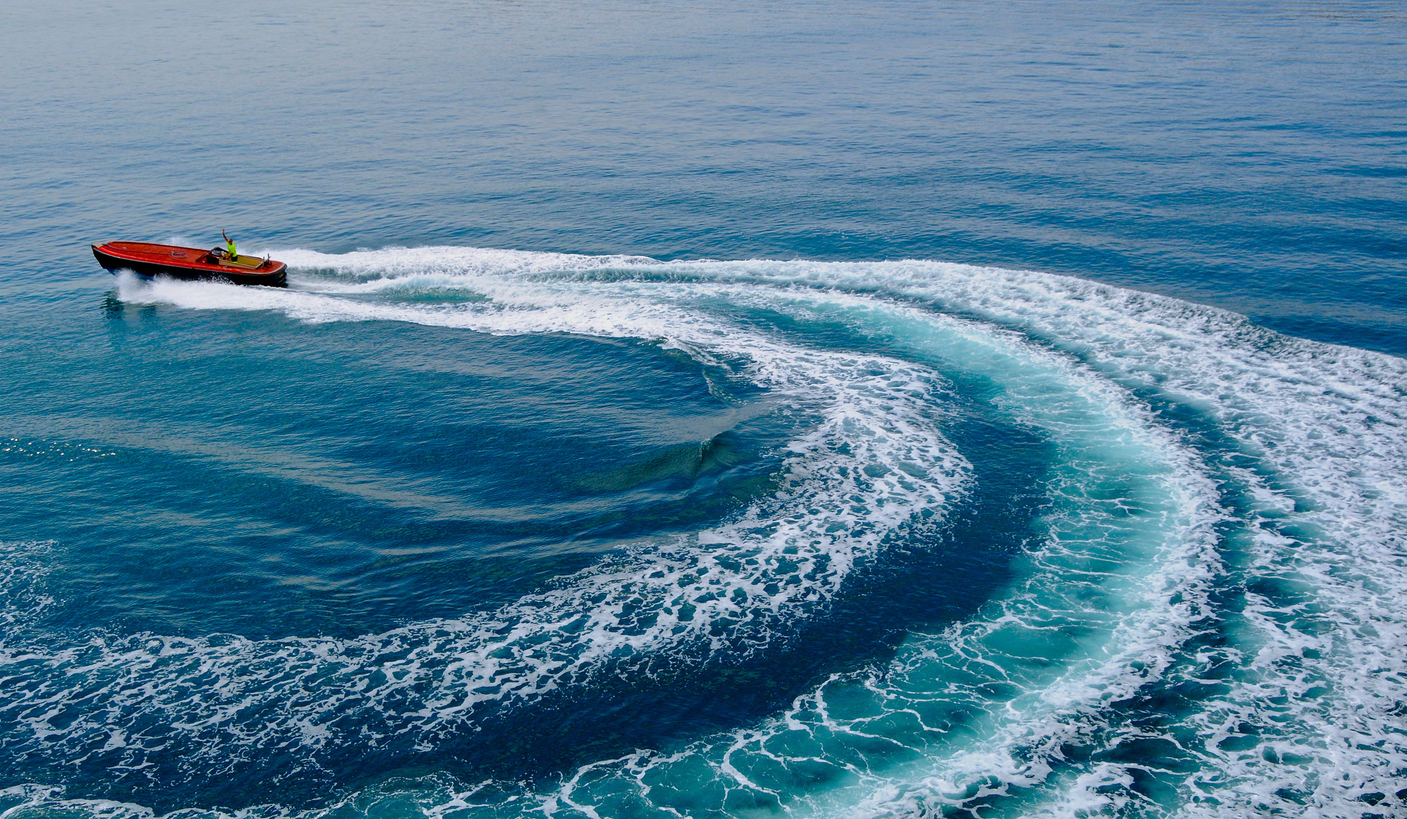 Море лодка мотор. Волны от катера. Волны от лодки. След от лодки на воде. Волна за катером.