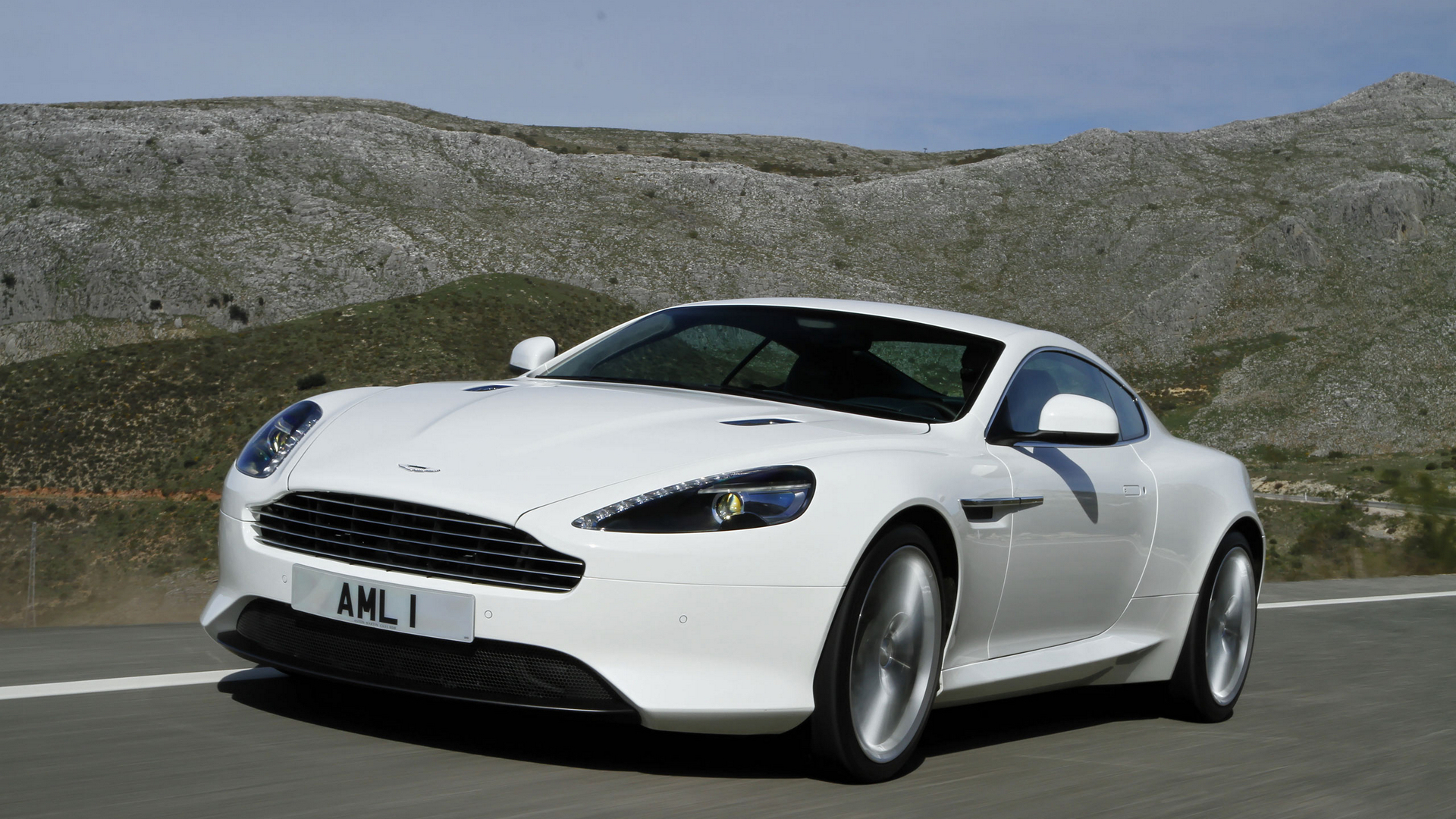 Картинка Астон мартин virage белая скорость Автомобили Aston Martin Белый белые белых едет едущий едущая Движение авто машины машина автомобиль