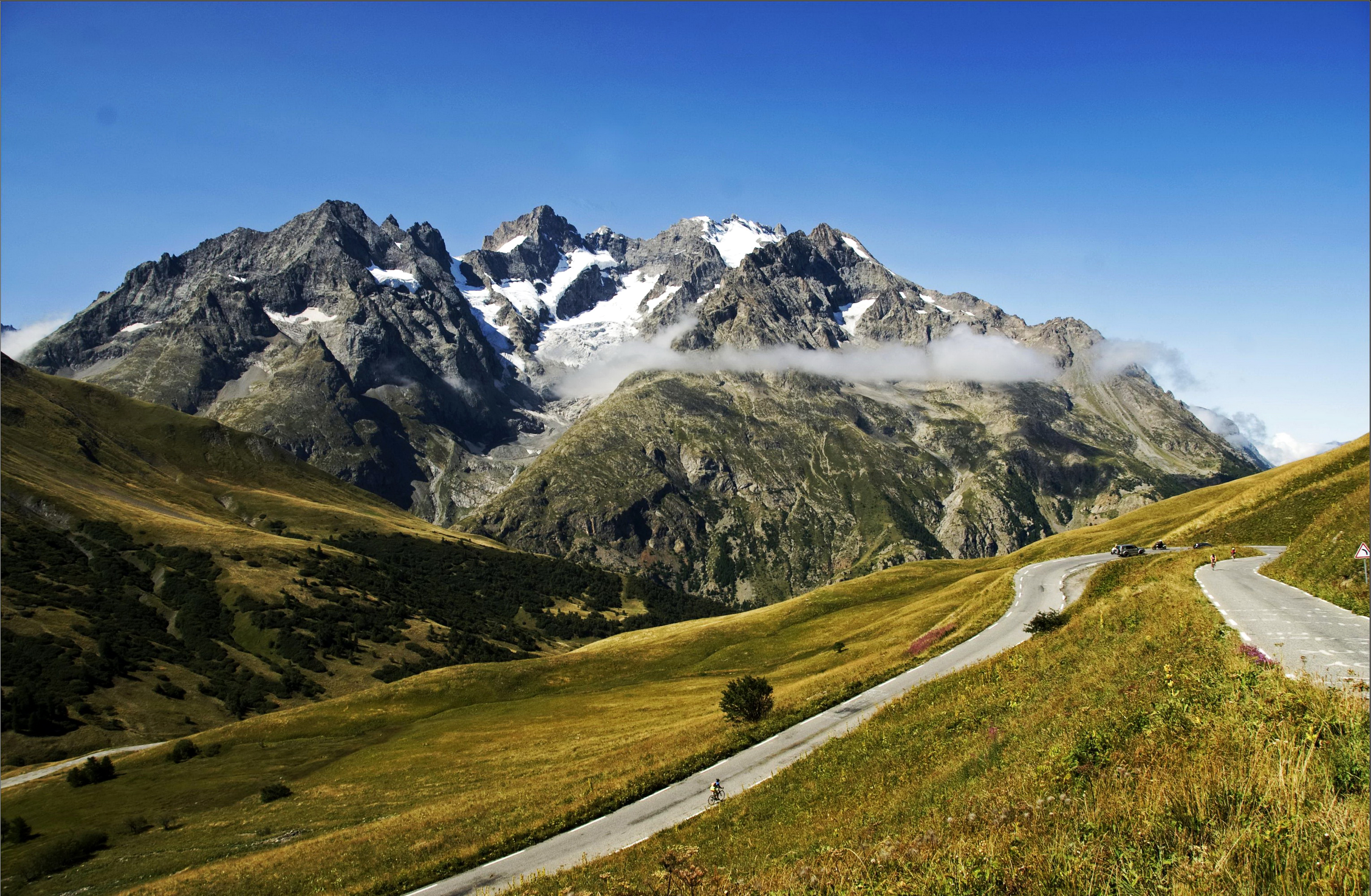 Самые высокие горы европы альпы. Пиренеи Франция дорога. Франция горы Альпы. Франция Альпы и Пиренеи. Горные массивы Франции.